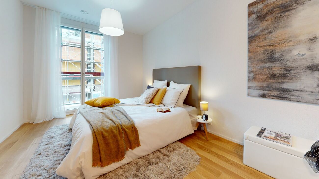 Helles Schlafzimmer mit modernem Bett