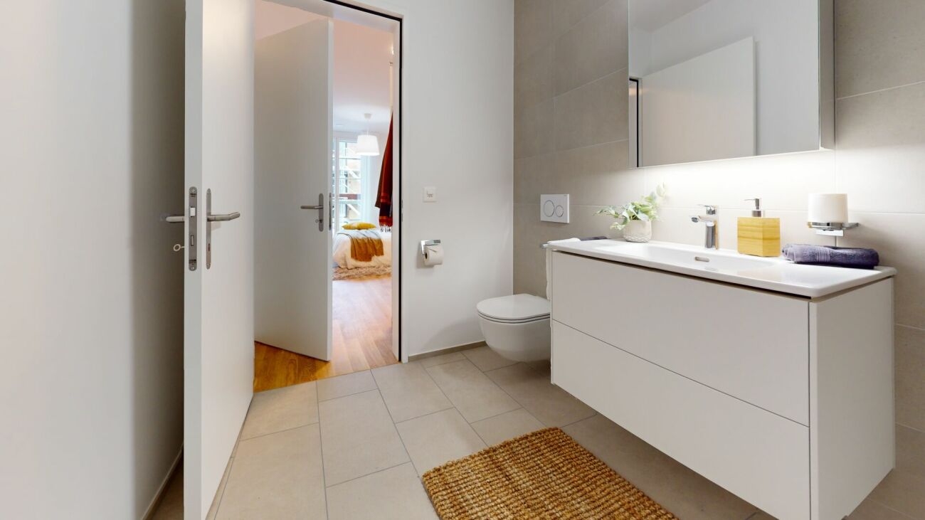 Modernes Badezimmer mit Waschtisch und WC