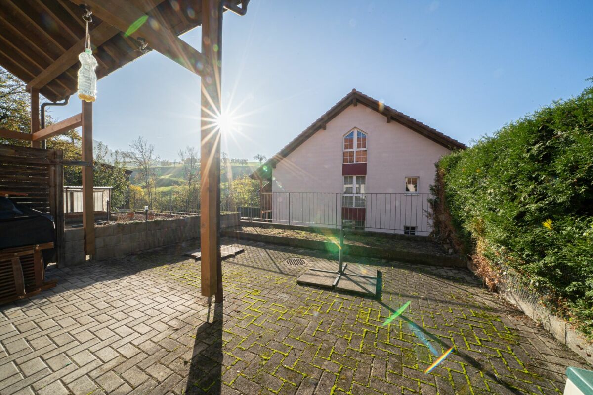 Garten- und Terrassenblick mit Nachbarhaus