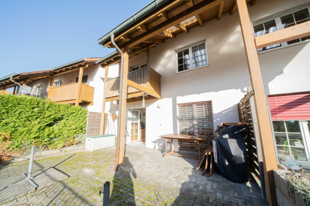 Außenbereich mit Balkon und Terrasse
