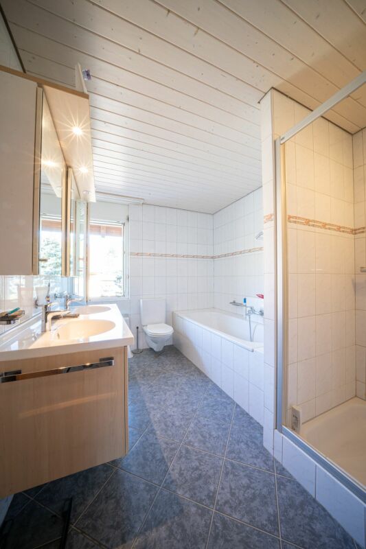 Helles Badezimmer mit Badewanne und Doppelwaschtisch