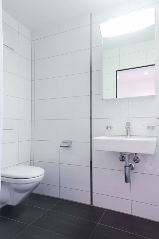 Modernes Gäste-WC in Weiß und Anthrazit