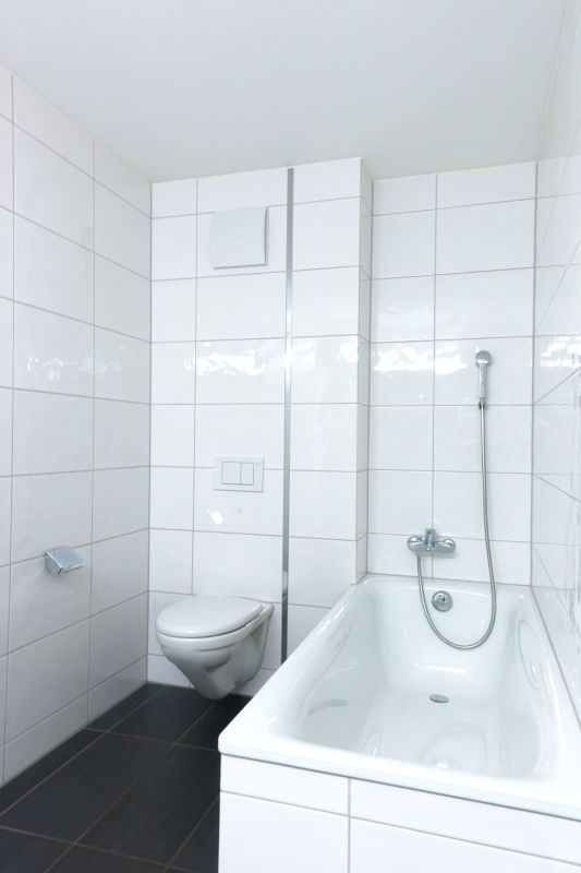 Modernes Badezimmer mit Badewanne und wandhängendem WC