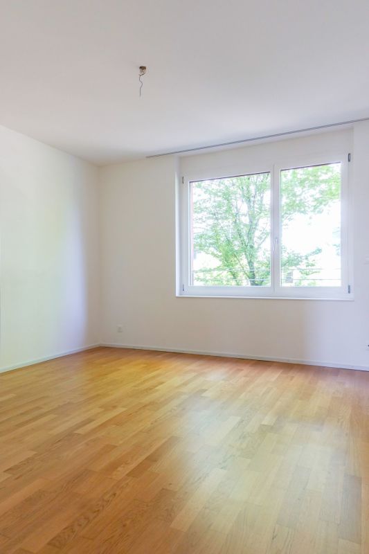 Leerer heller Wohnraum mit Parkettboden