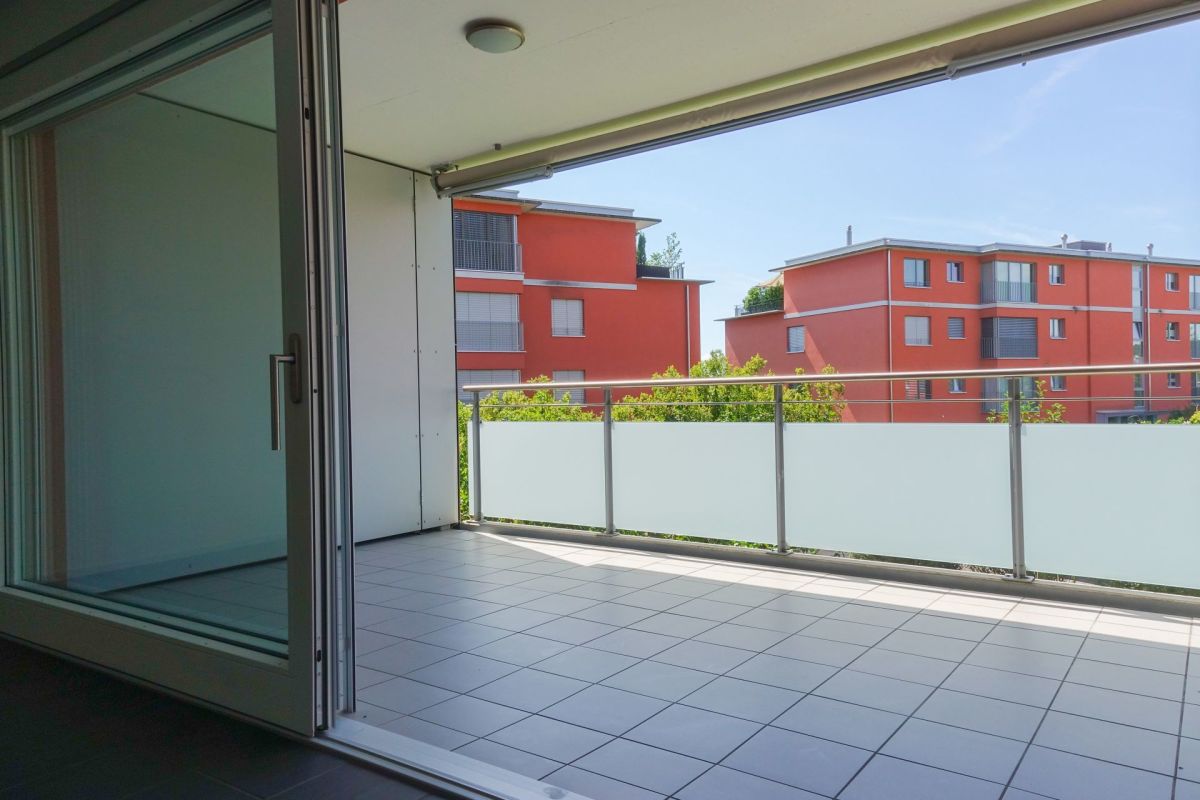 Großer Balkon mit Ausblick auf Wohnhäuser