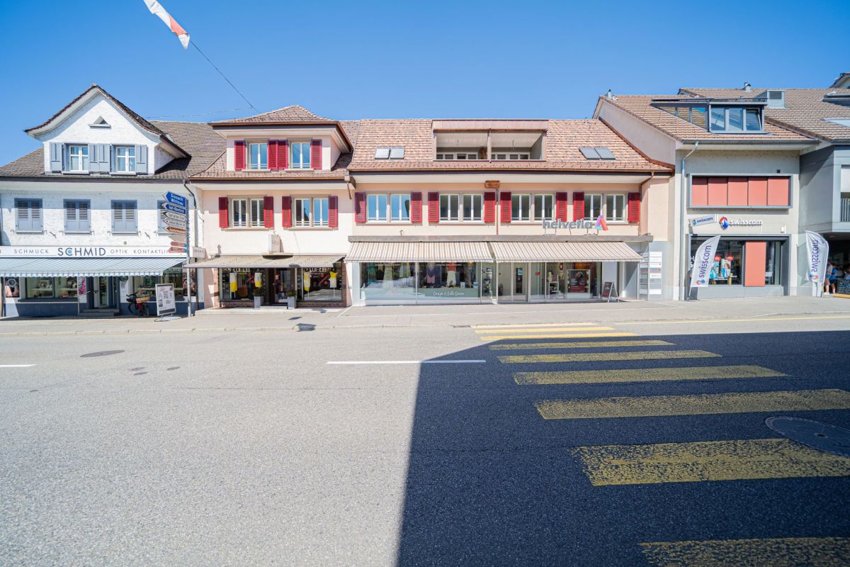 Straßenansicht mit Geschäftshäusern