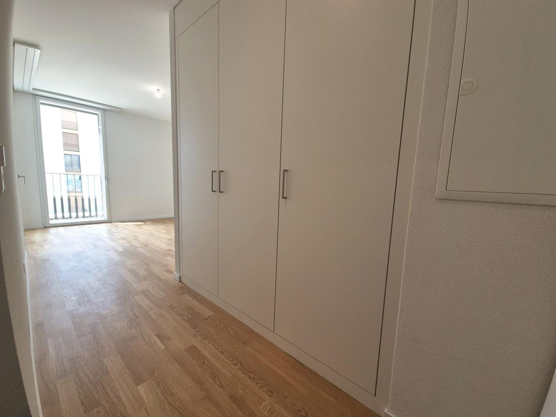 Heller Flur mit Einbauschrank