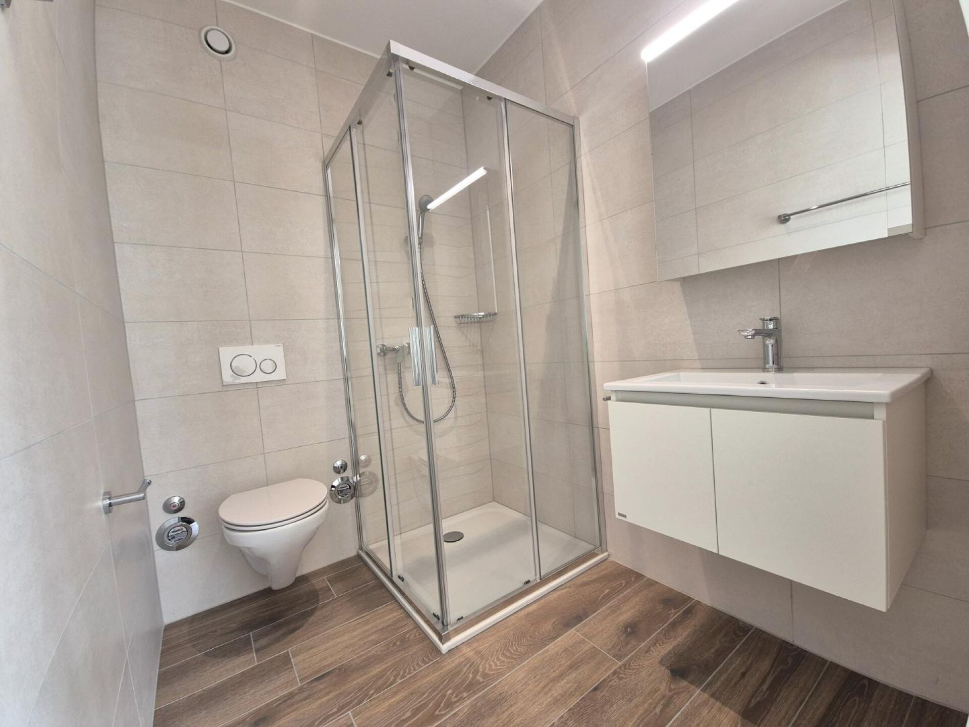 Modernes Bad mit Dusche und Wand-WC