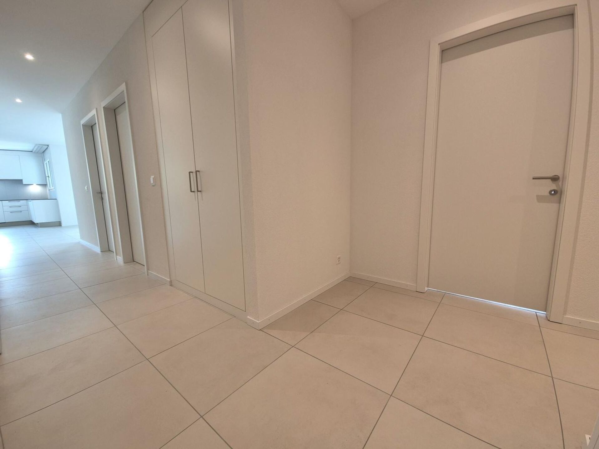 Heller Flur mit Einbauschrank und Türen