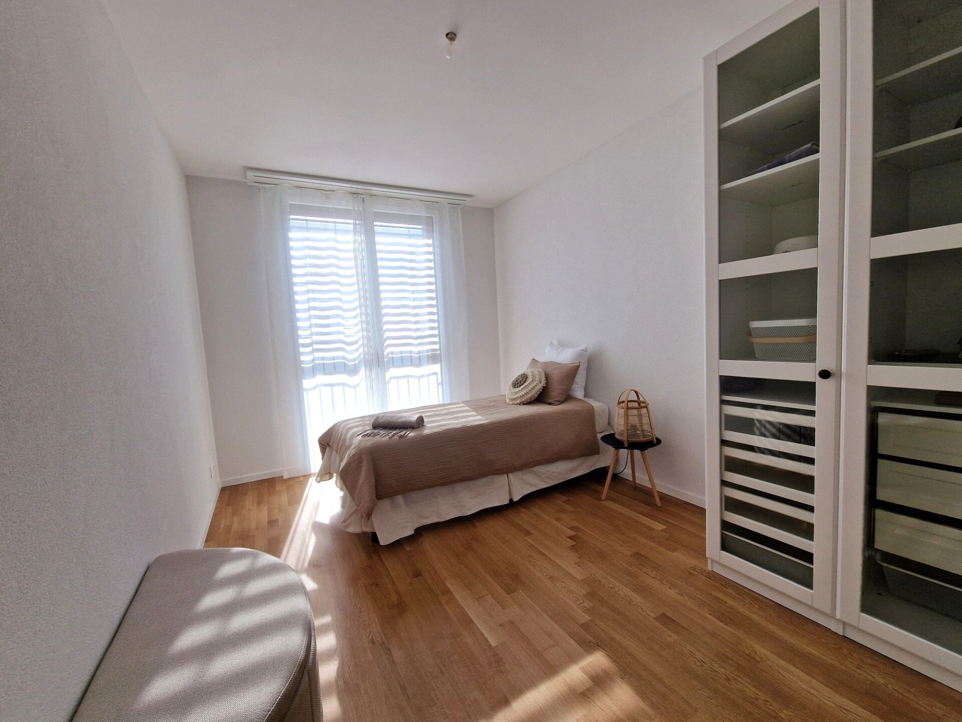 Helles Schlafzimmer mit Tageslicht