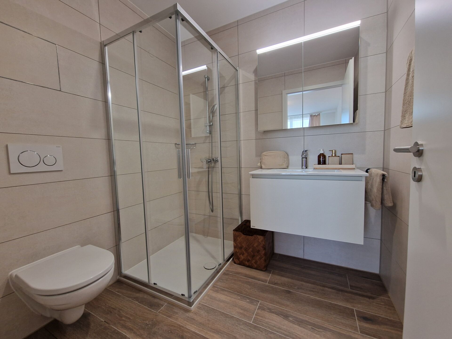 Modernes Badezimmer mit Dusche und WC