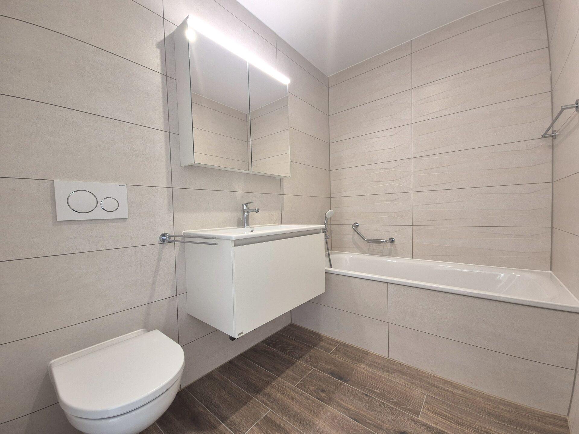 Modernes Badezimmer mit Wanne und wandhängendem WC