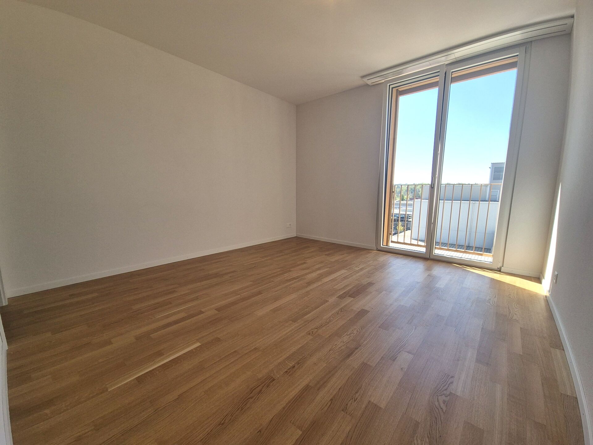 Leerer heller Raum mit Balkonblick