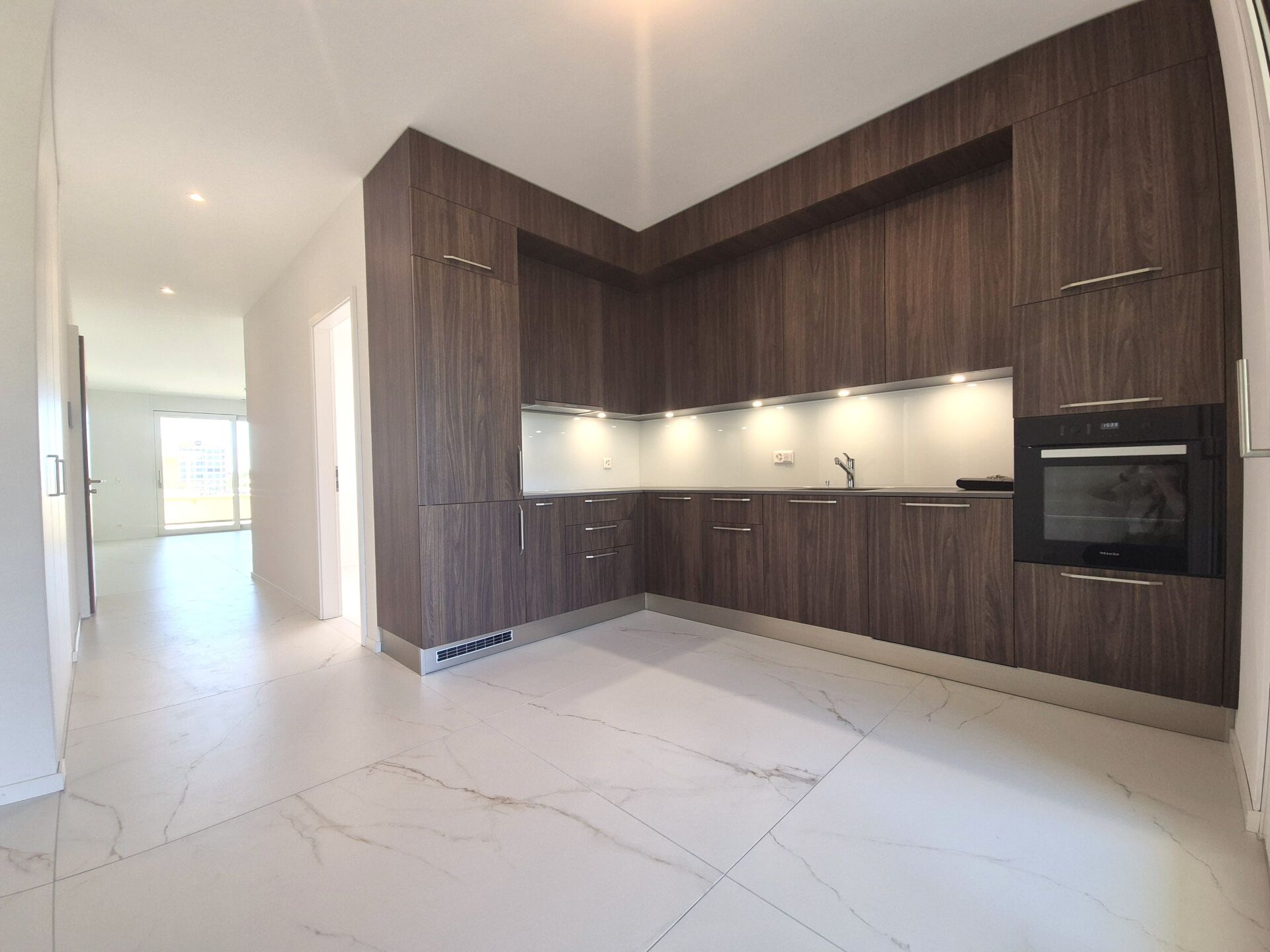 Moderne Küche mit dunkler Holzoptik