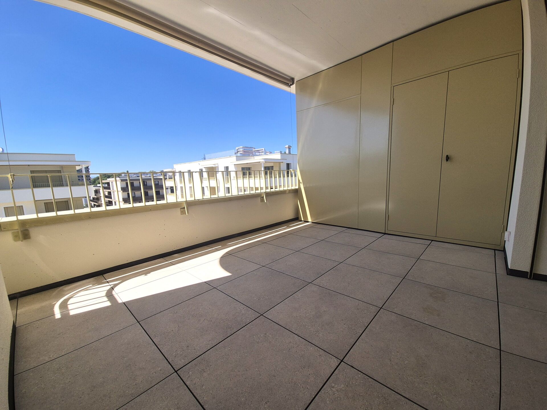 Überdachter Balkon mit Weitblick