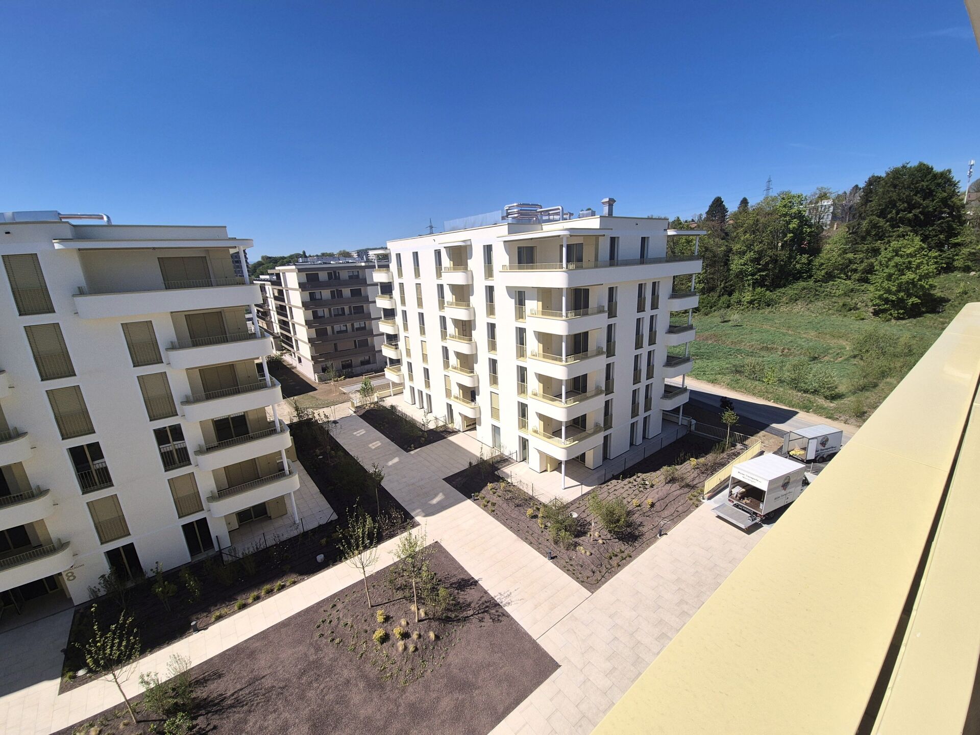Blick auf moderne Wohnanlage mit Innenhof