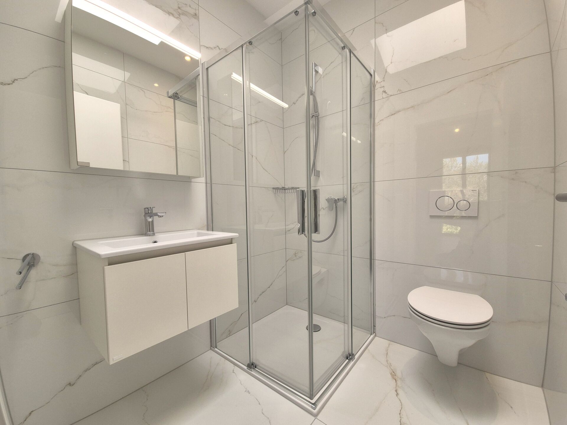 Modernes Bad mit Glasdusche