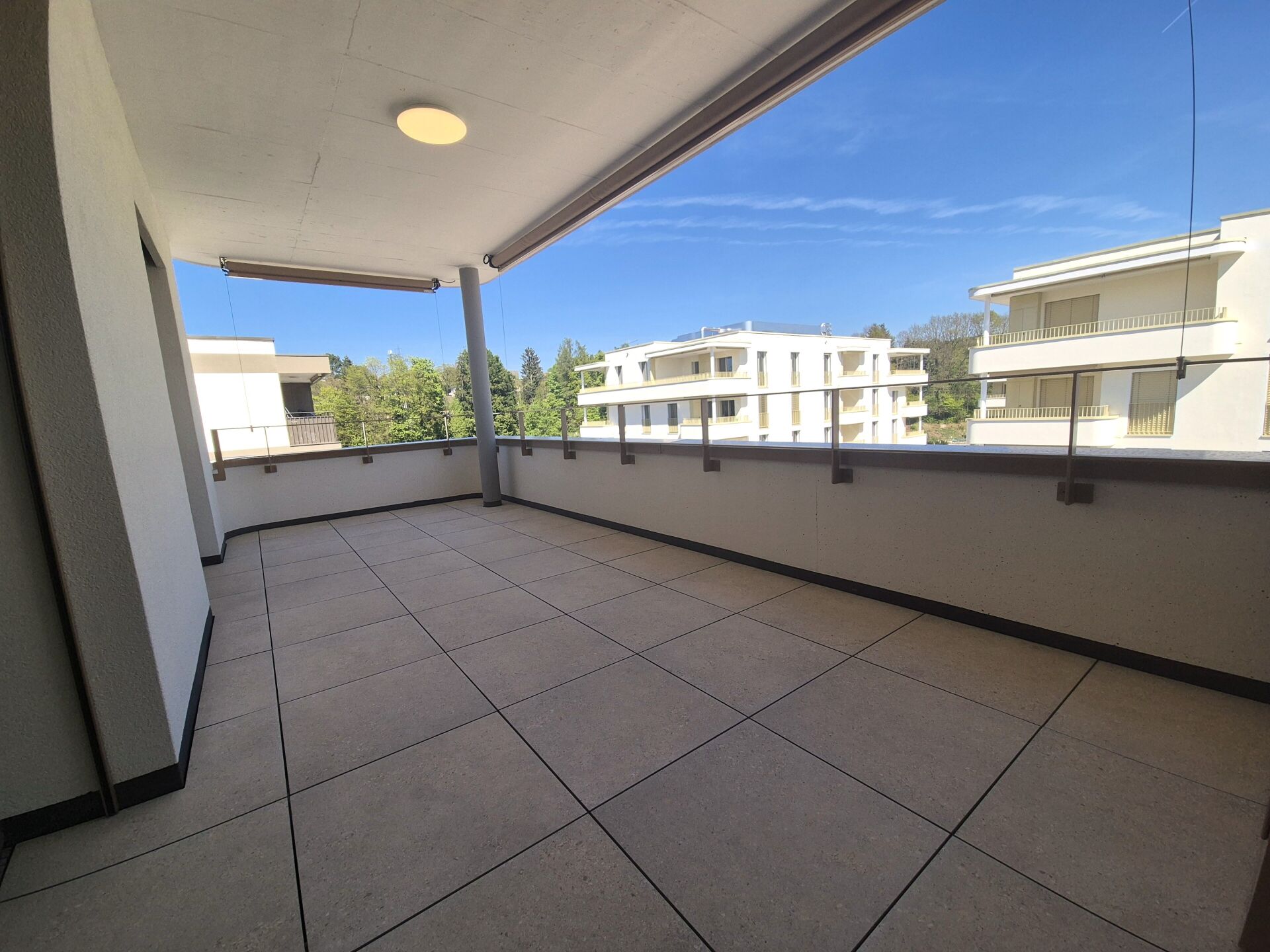 Überdachter Balkon mit Weitblick