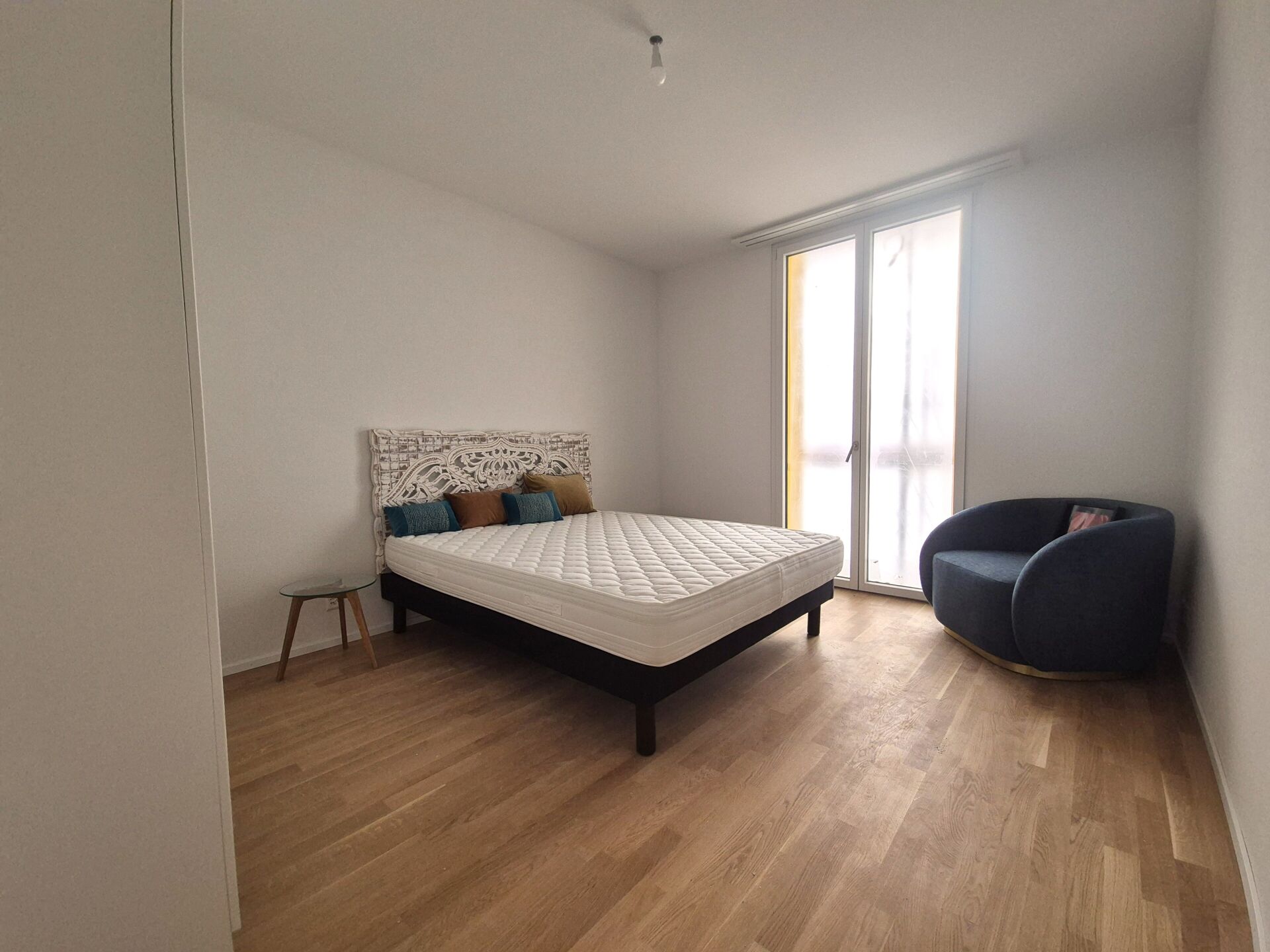 Helles Schlafzimmer mit Bett und Sesseln