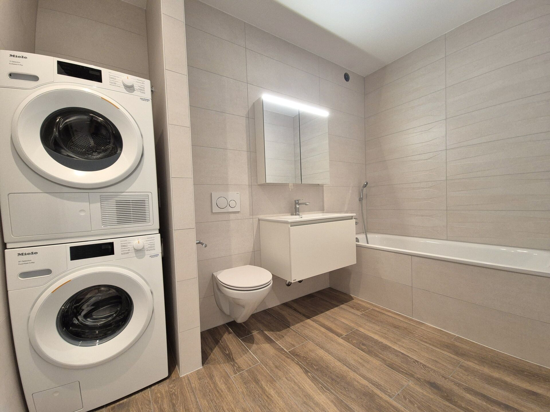 Modernes Badezimmer mit Waschturm und Badewanne