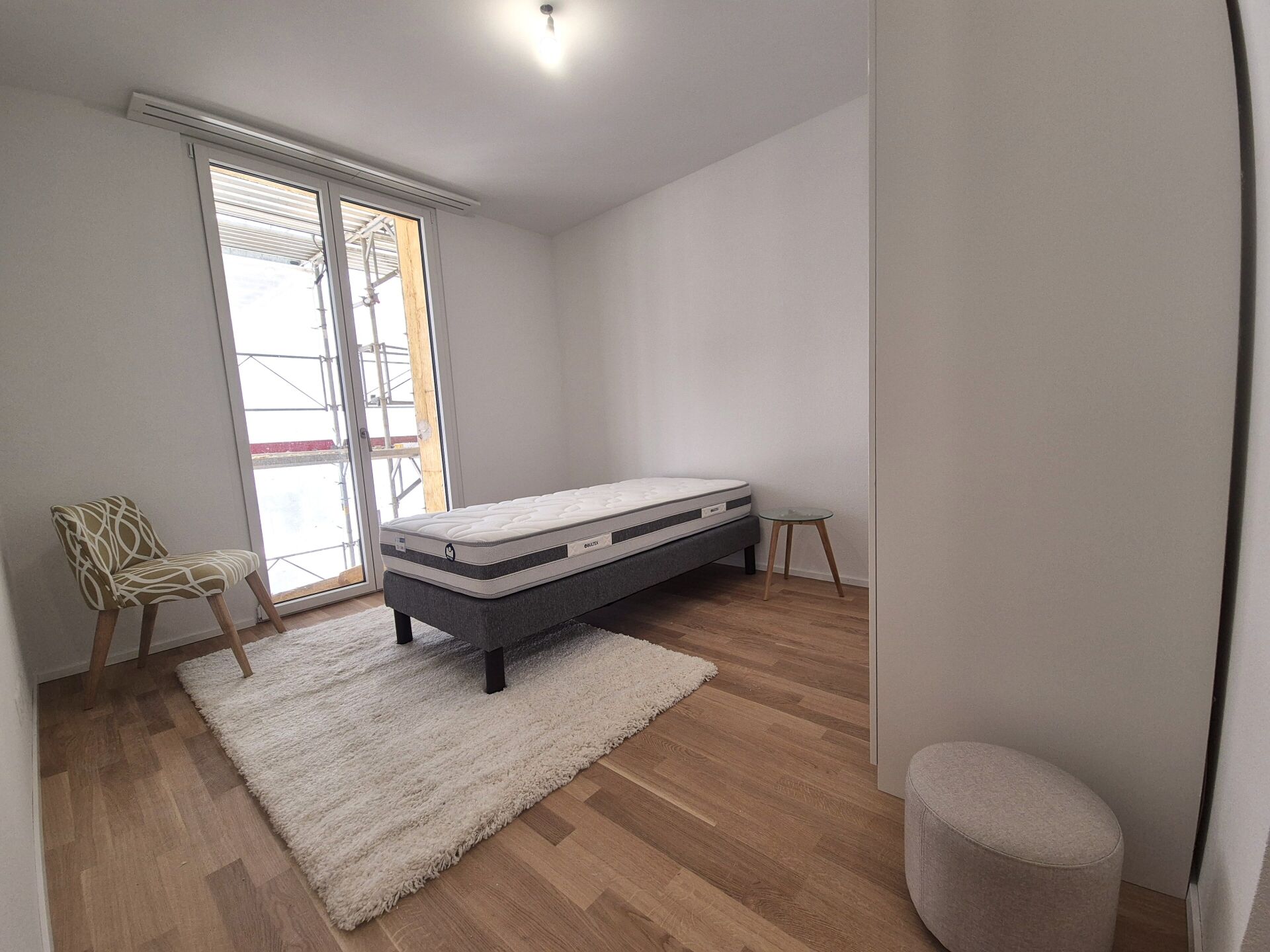Minimalistisches Schlafzimmer mit Einzelbett