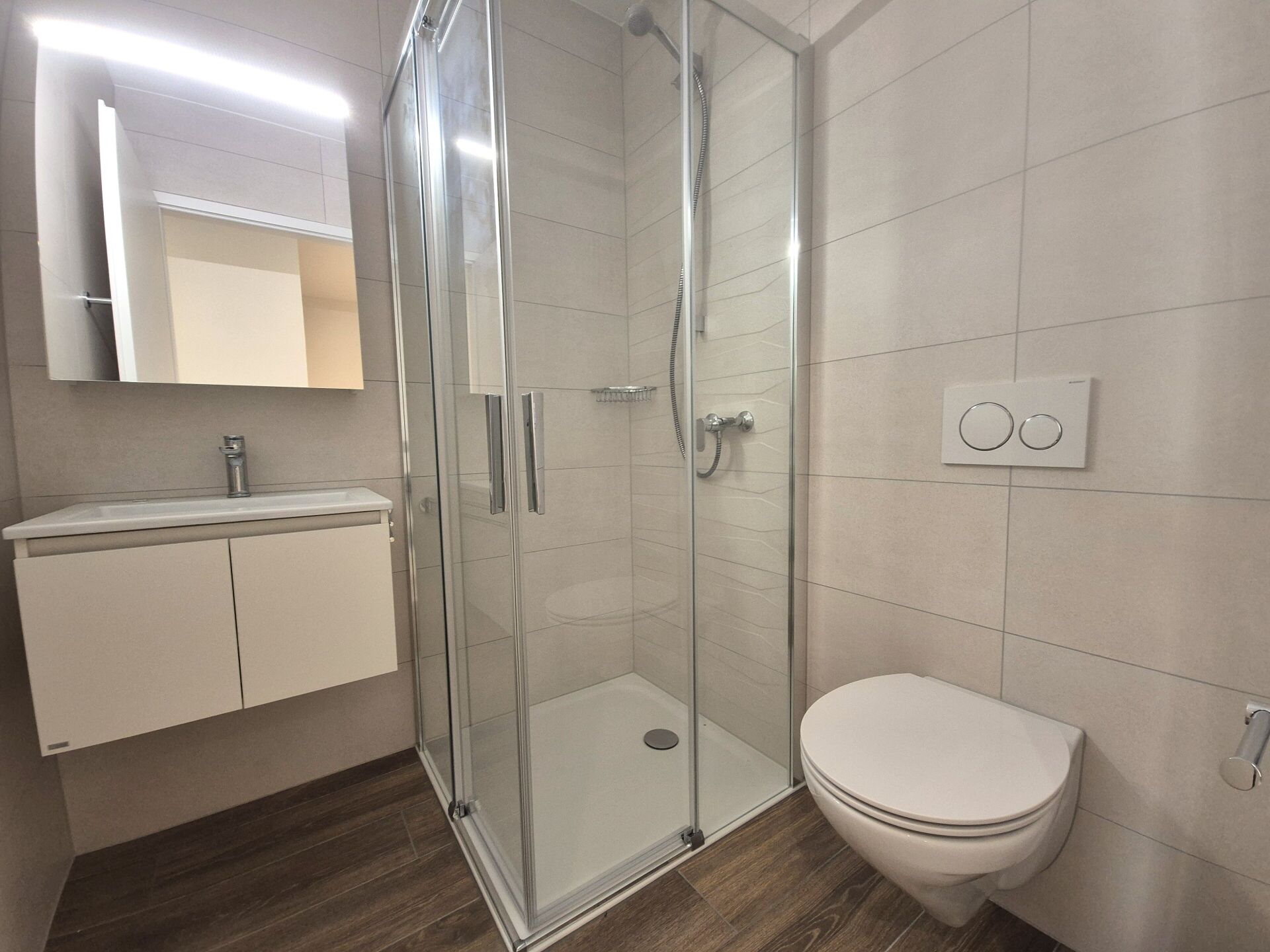 Modernes Badezimmer mit Dusche und wandhängendem WC