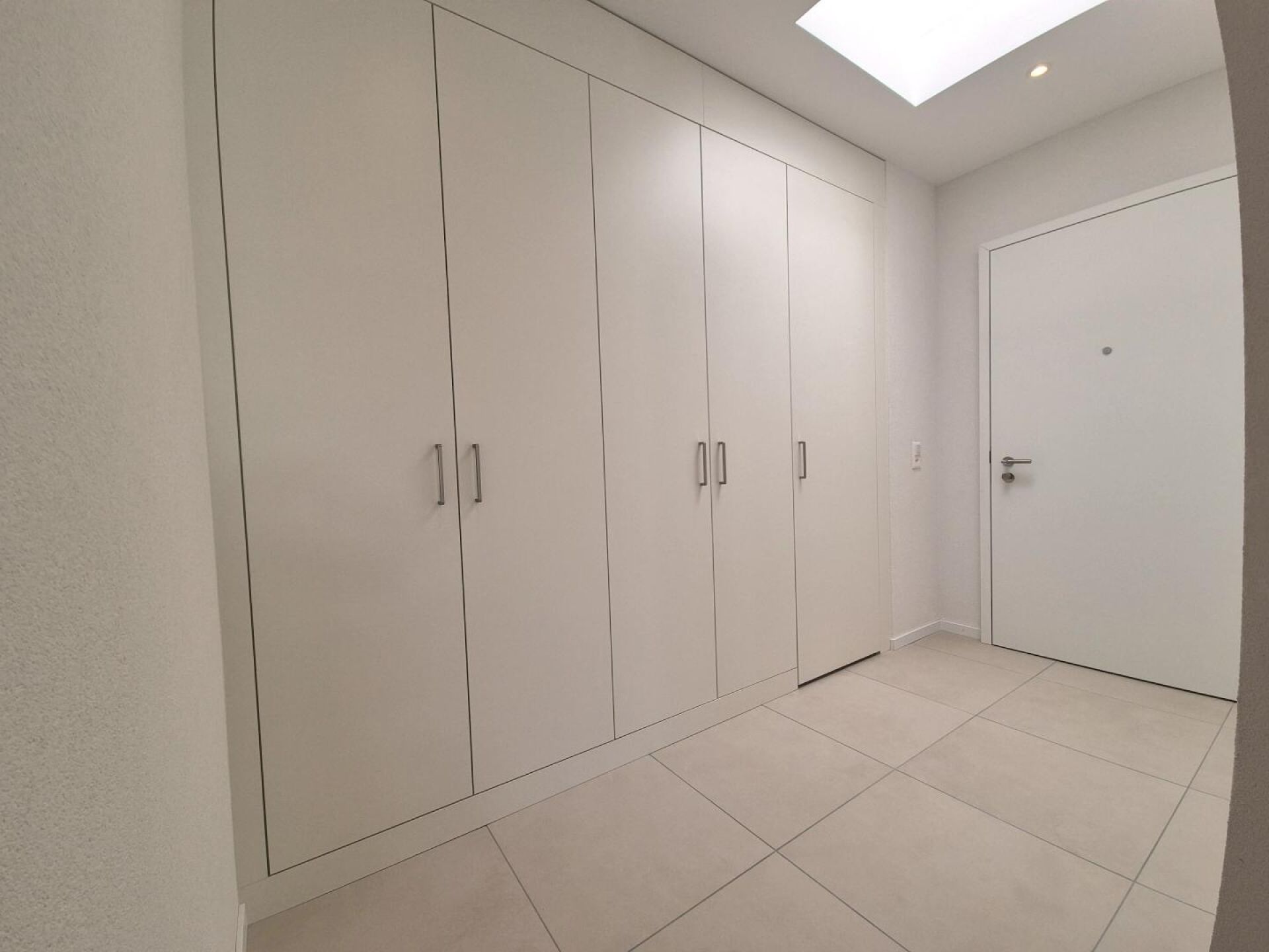 Minimalistischer Eingangsbereich mit Einbauschrank