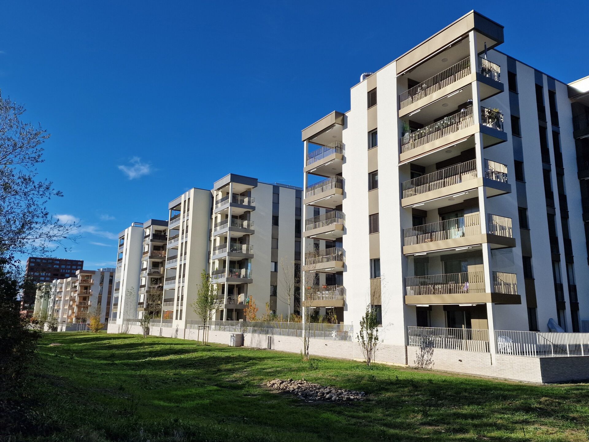 Mehrere moderne Wohngebäude mit Balkonen
