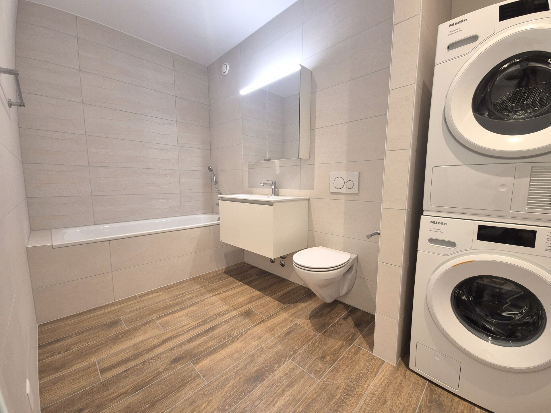 Modernes Badezimmer mit Waschmaschinenbereich