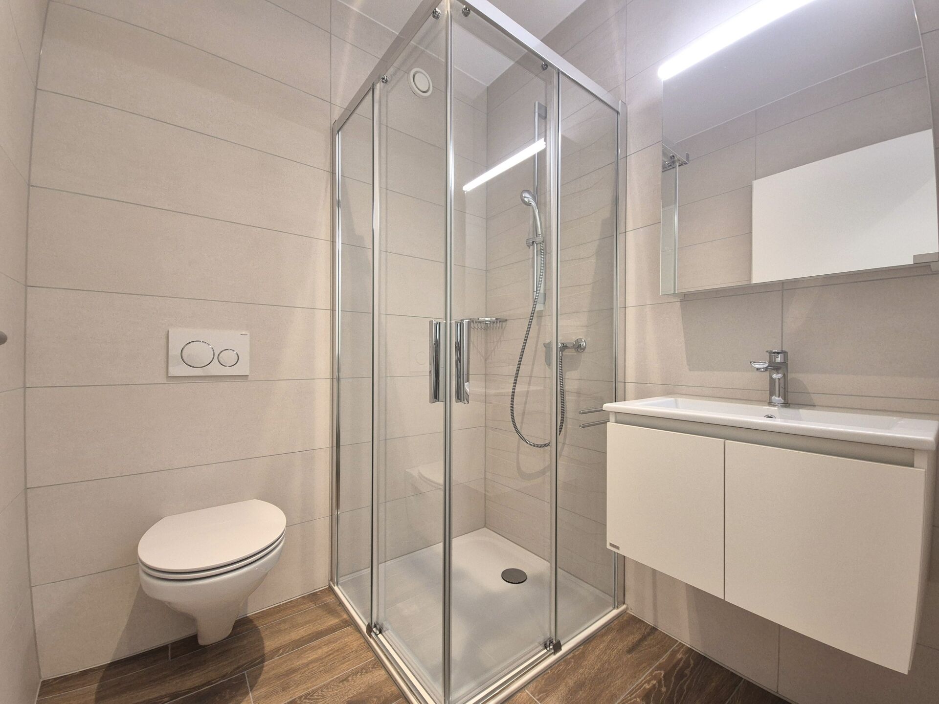 Modernes Badezimmer mit Glasdusche und wandhängendem WC