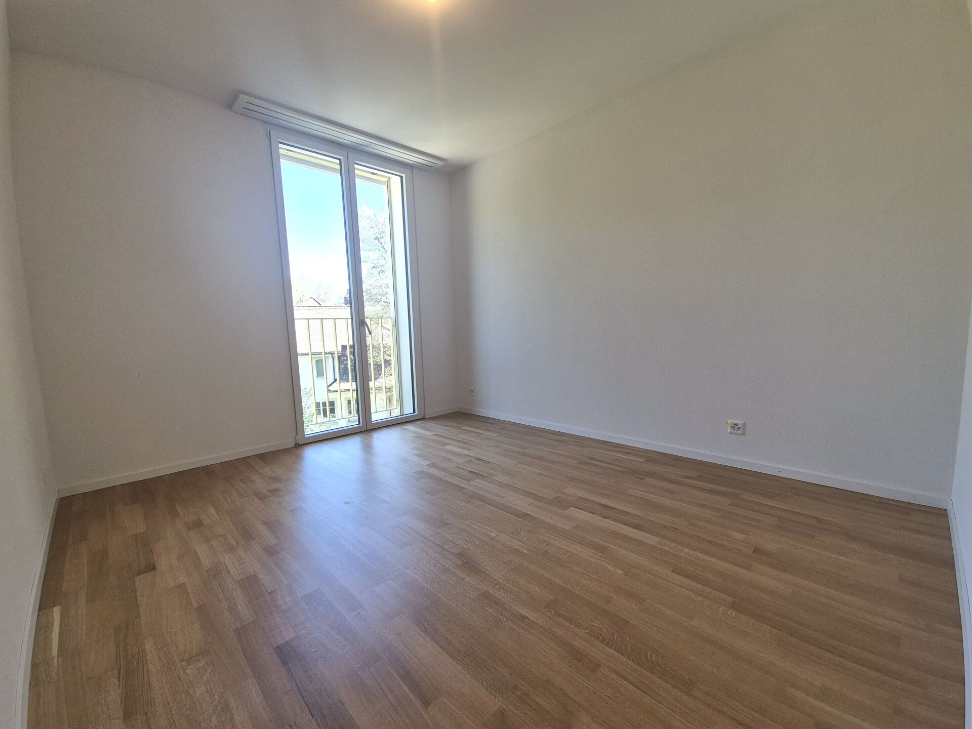 Leerer heller Raum mit Balkon- oder Terrassentür
