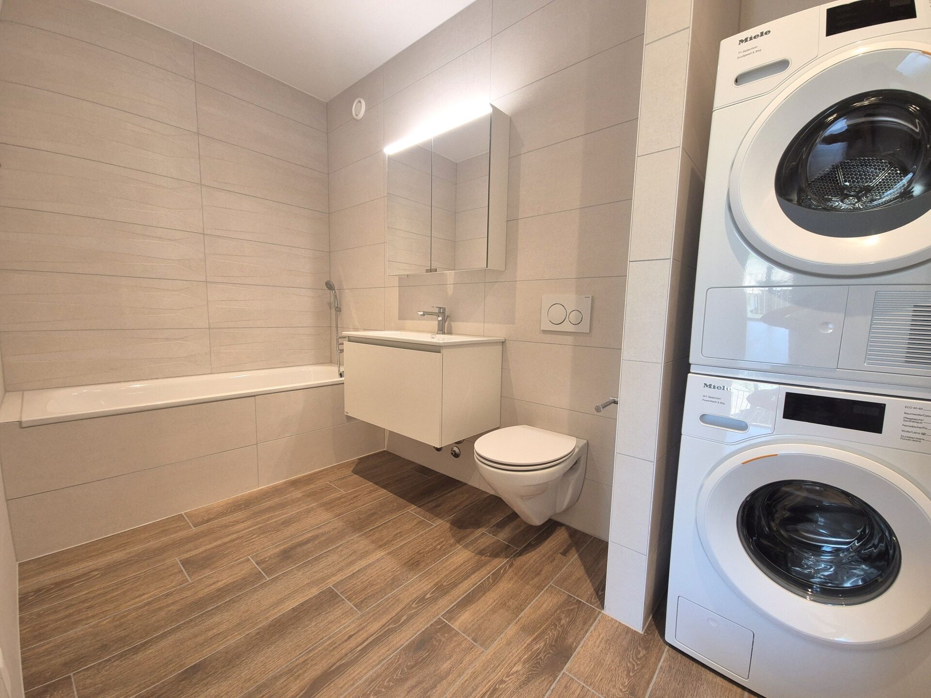 Modernes Badezimmer mit Waschtisch, WC und Waschturm