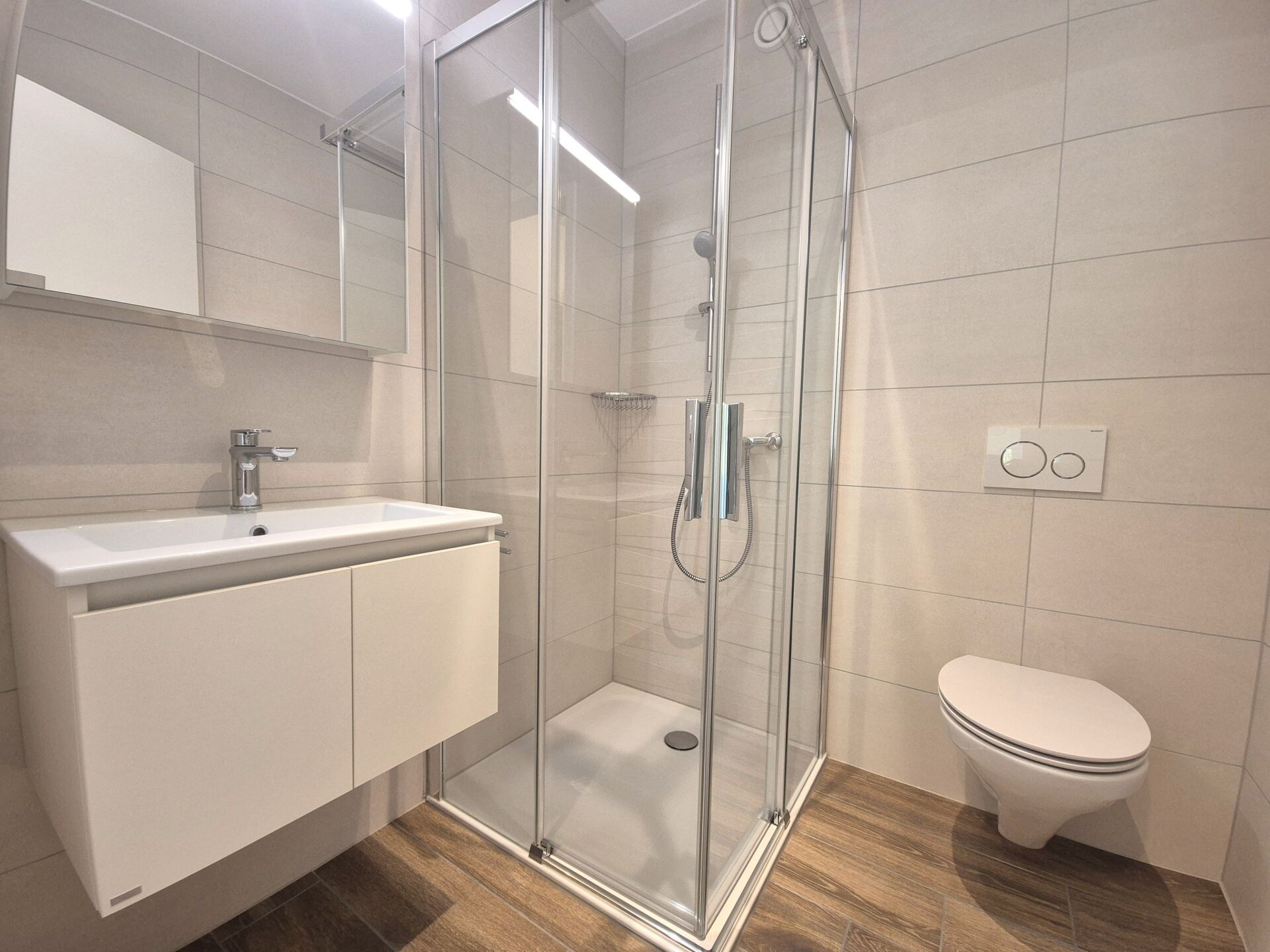 Modernes Badezimmer mit Dusche und WC