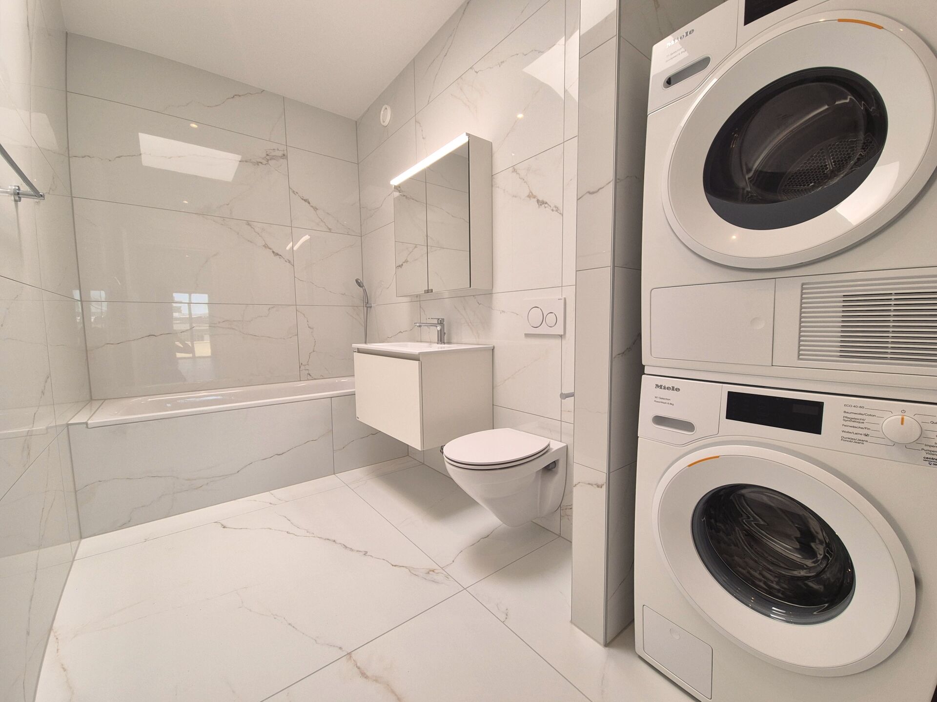 Modernes Badezimmer mit Waschturm