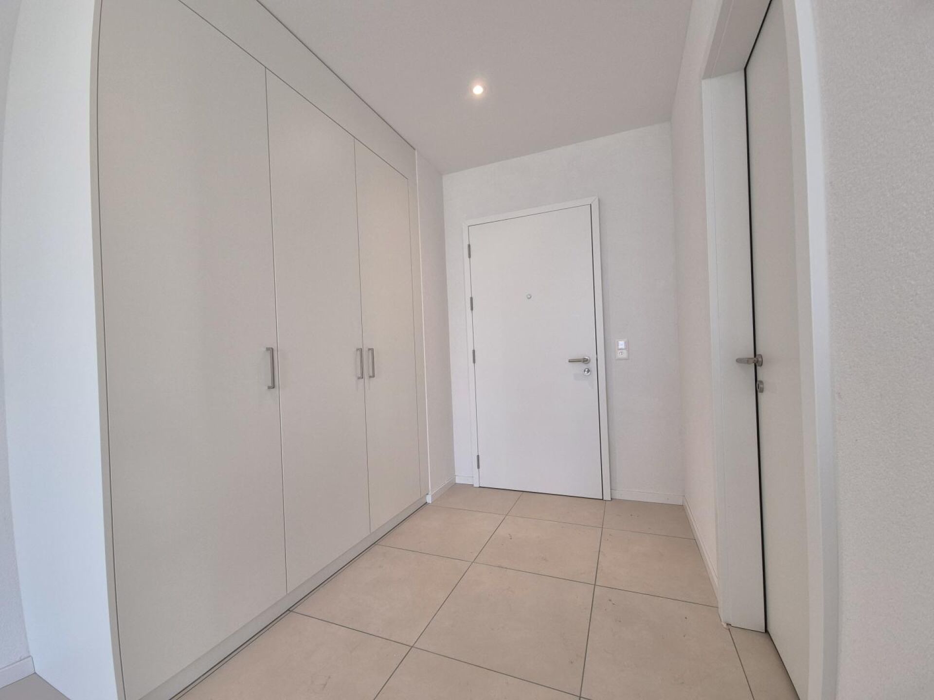 Heller Eingangsflur mit Einbauschrank