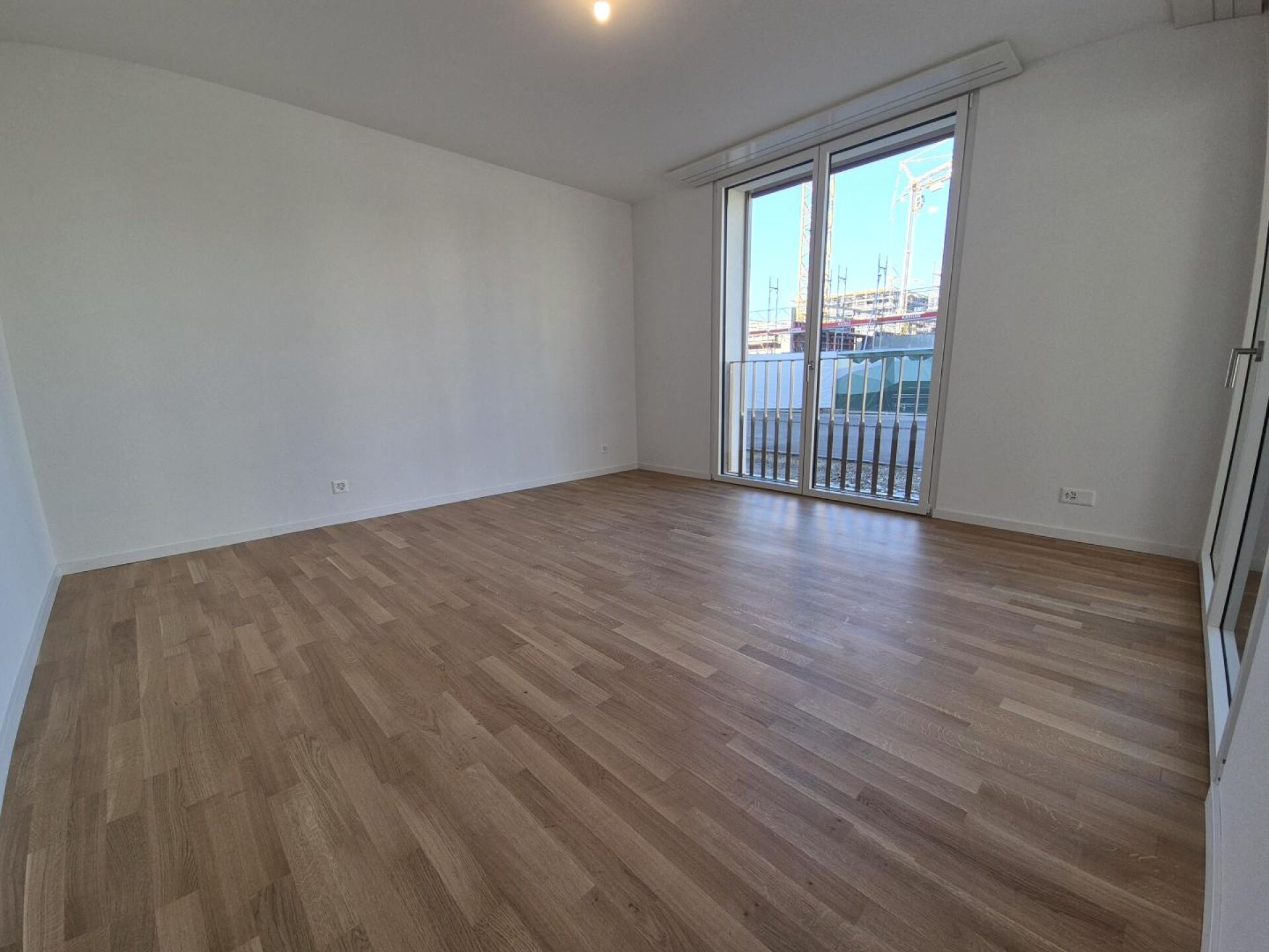 Leeres Zimmer mit Balkonzugang