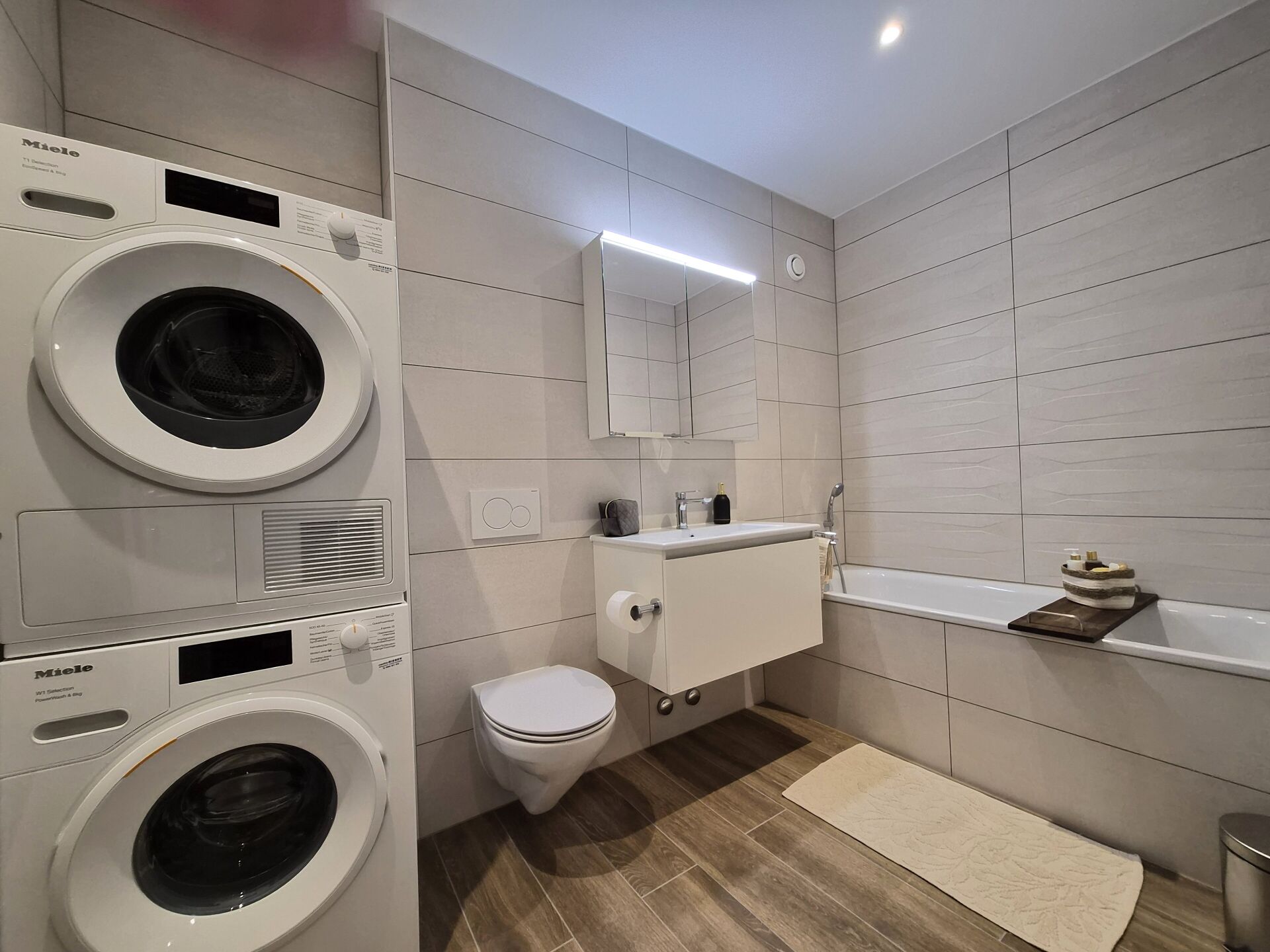 Modernes Badezimmer mit Waschtrocknerturm