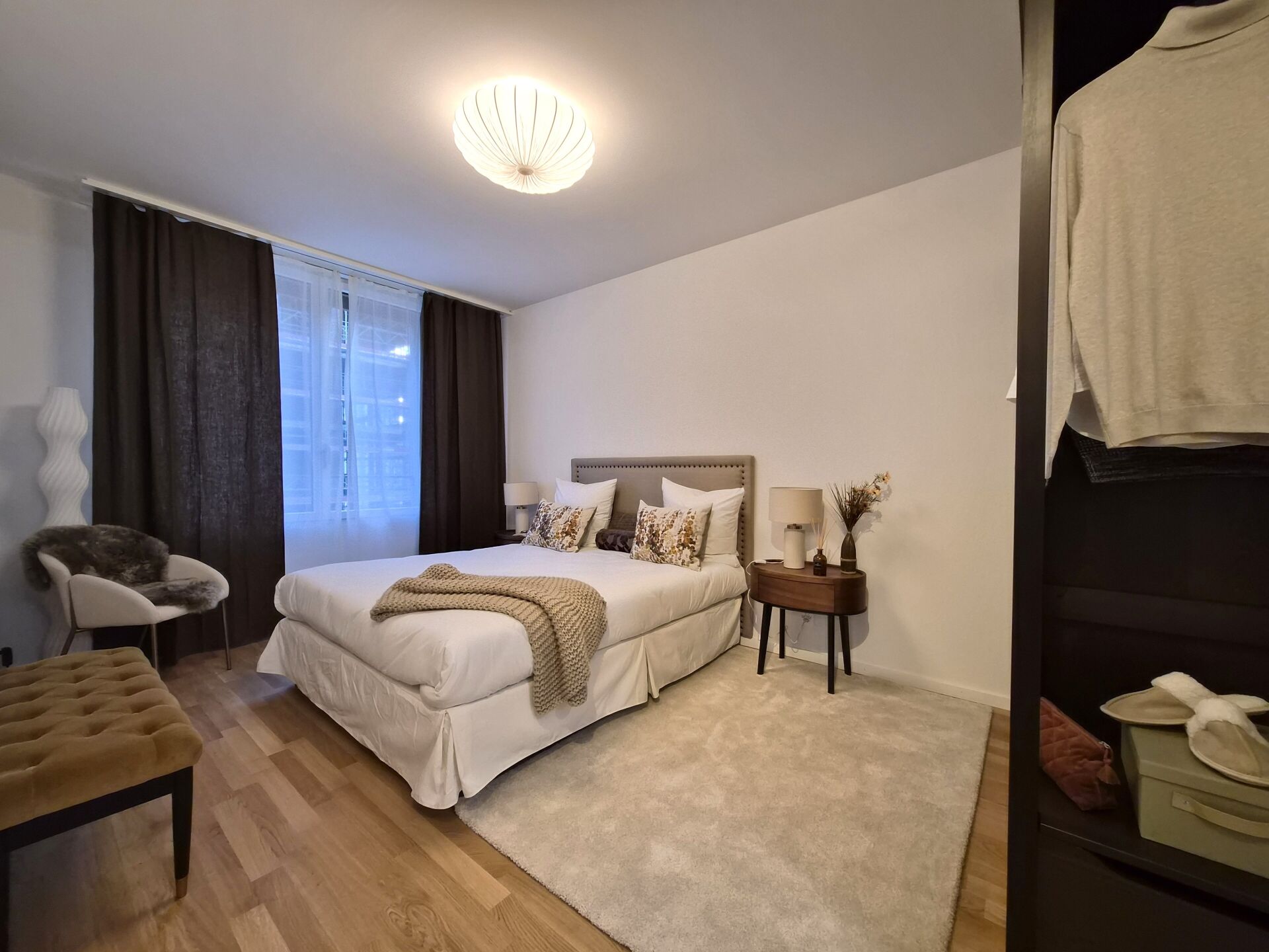 Modernes Schlafzimmer mit neutraler Einrichtung