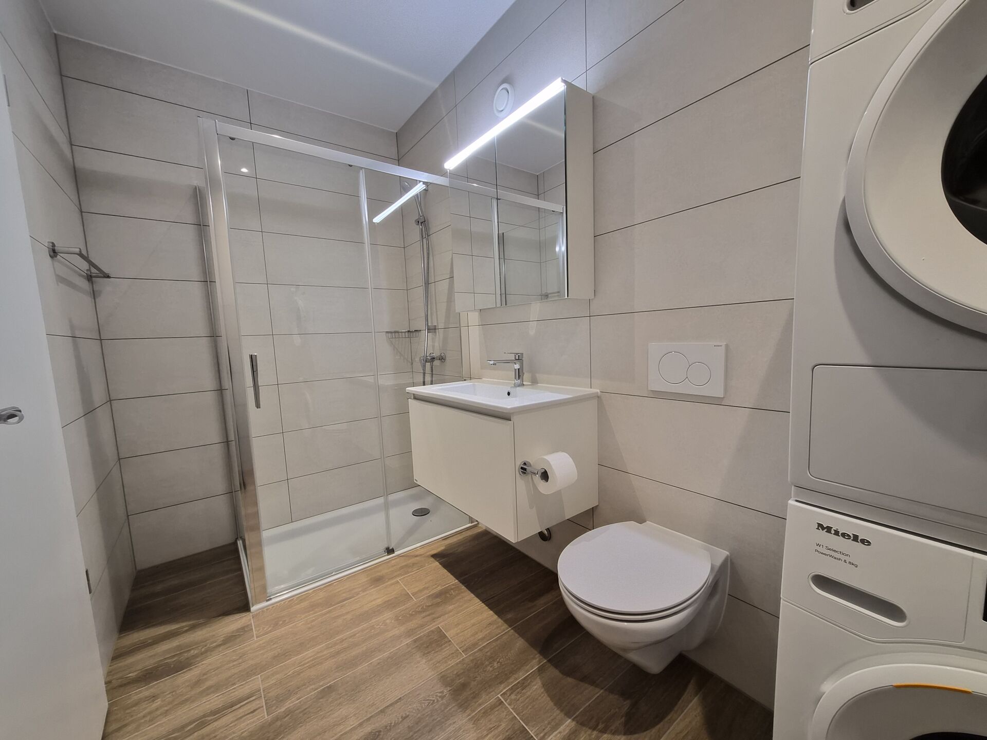 Modernes Bad mit Dusche, WC und Waschtisch