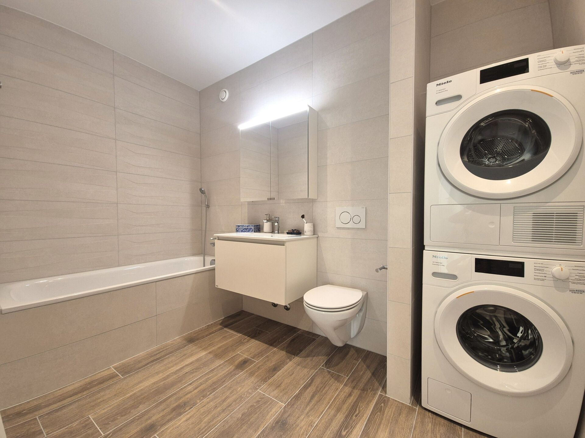 Modernes Badezimmer mit Waschtisch, Badewanne, WC und Waschturm