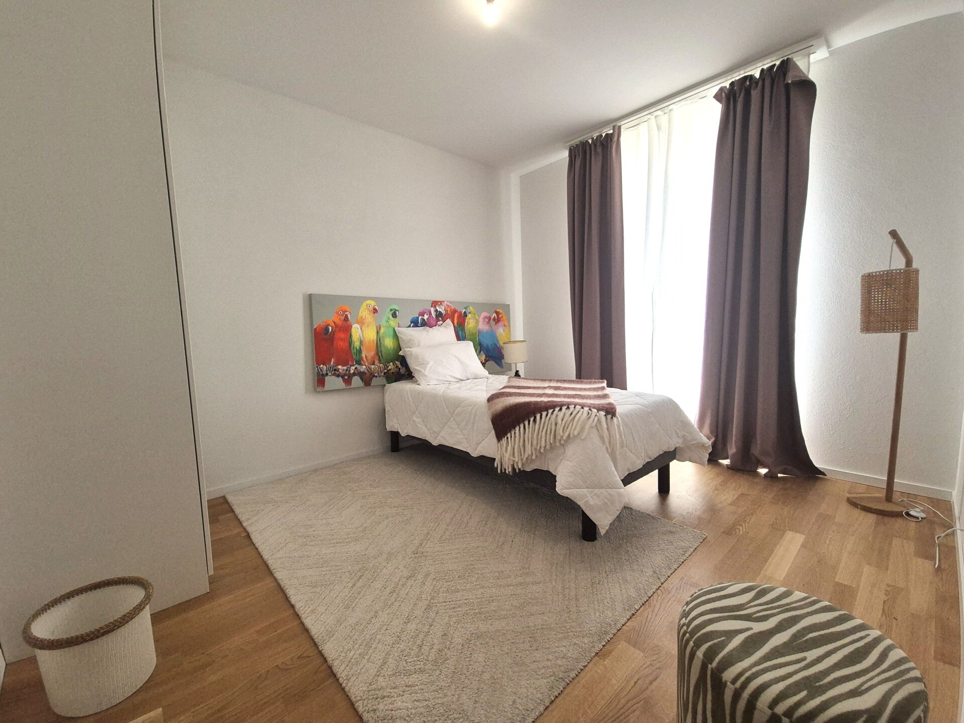 Helles Schlafzimmer mit Einzelbett