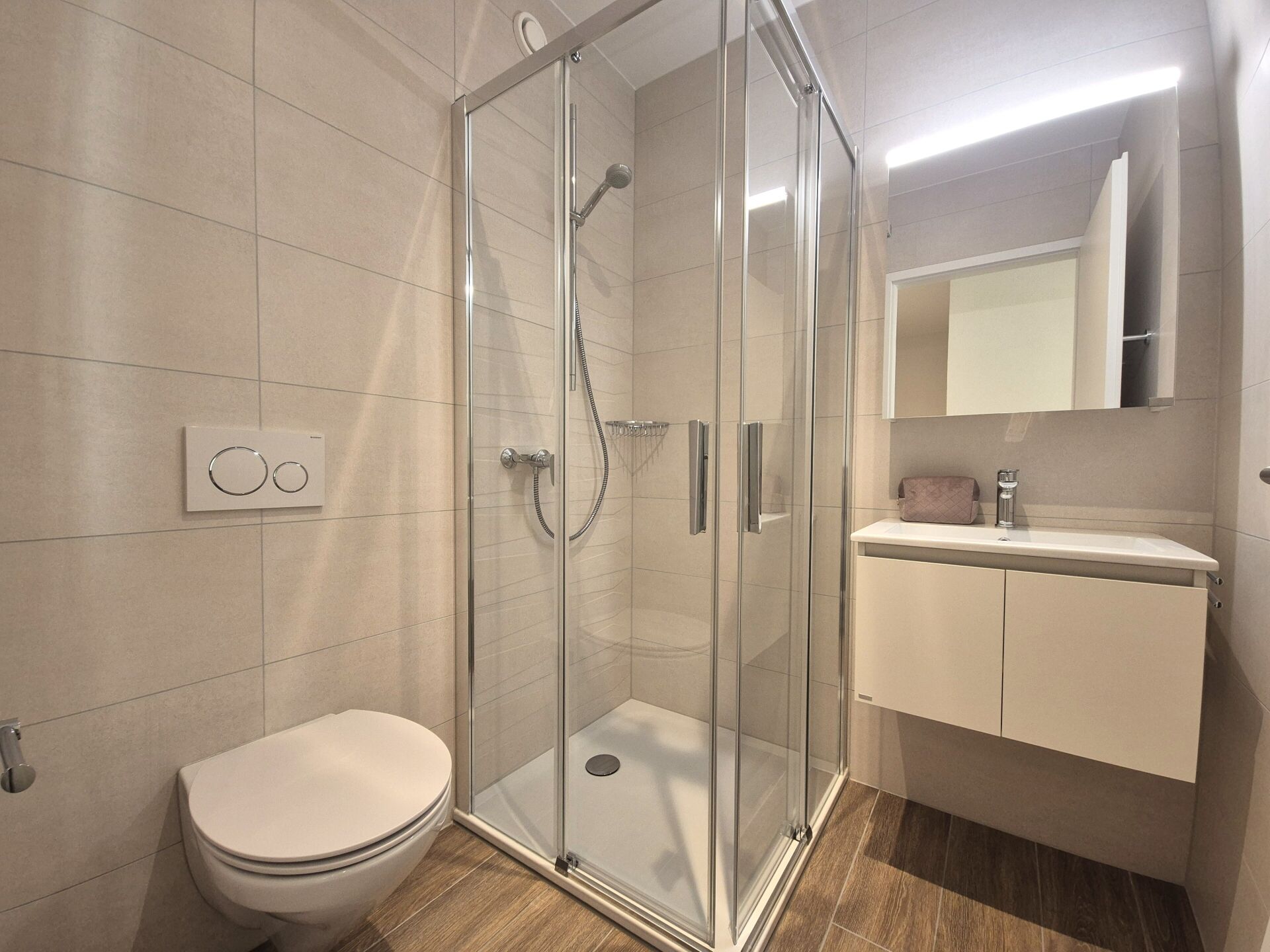 Modernes Badezimmer mit Glasduschkabine