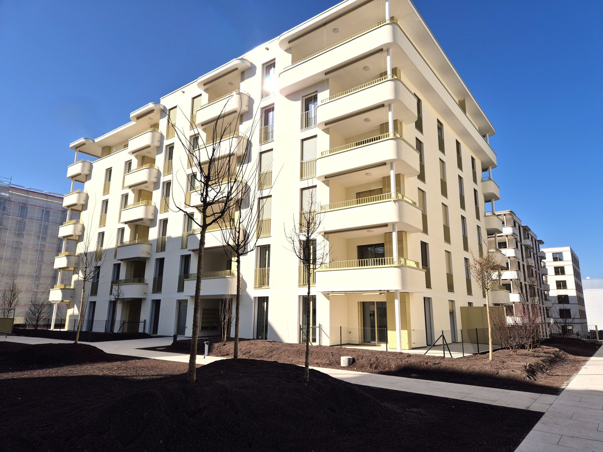 Modernes Mehrfamilienhaus mit Balkonen