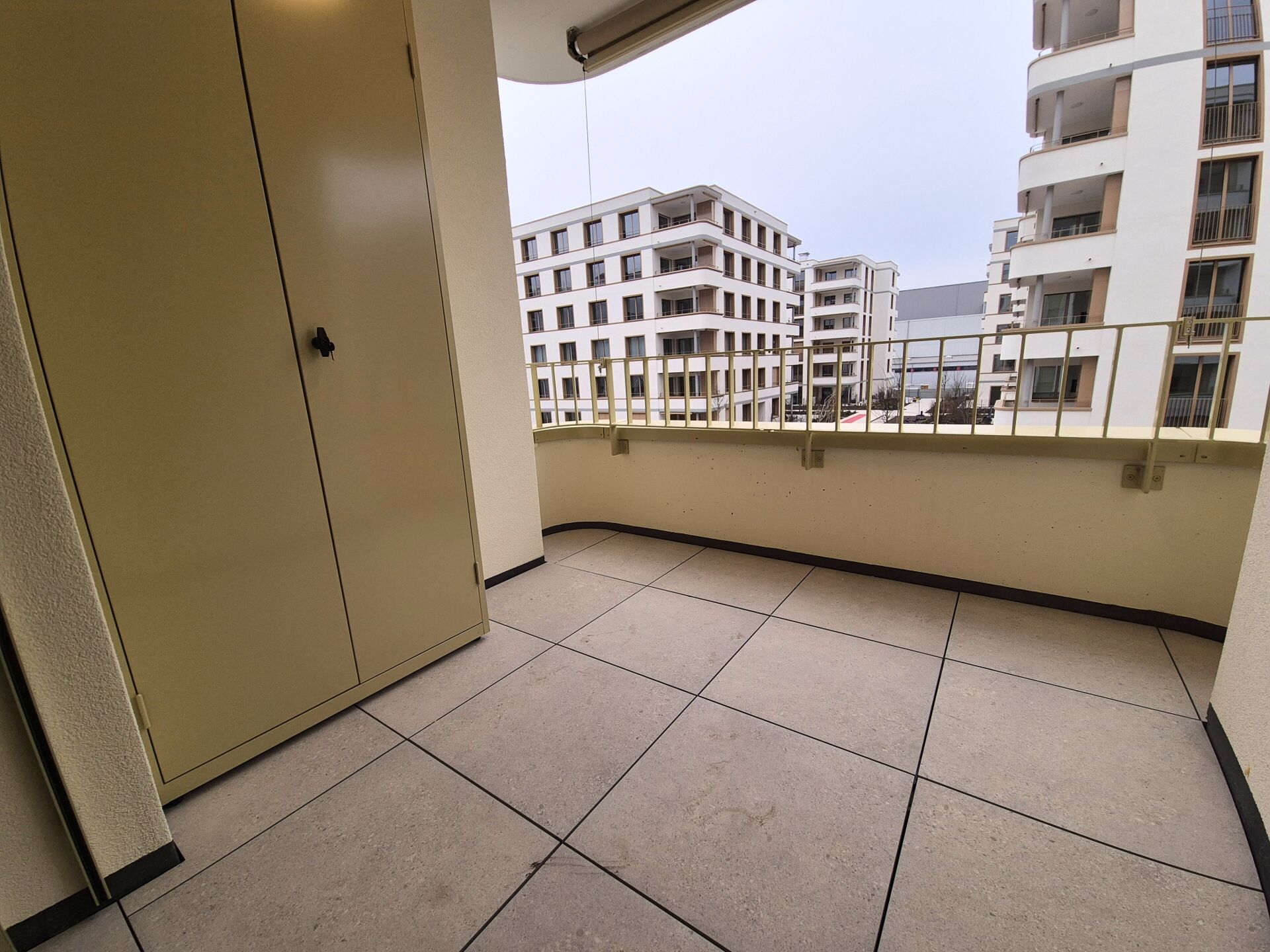 Balkon mit Blick auf Wohnanlage