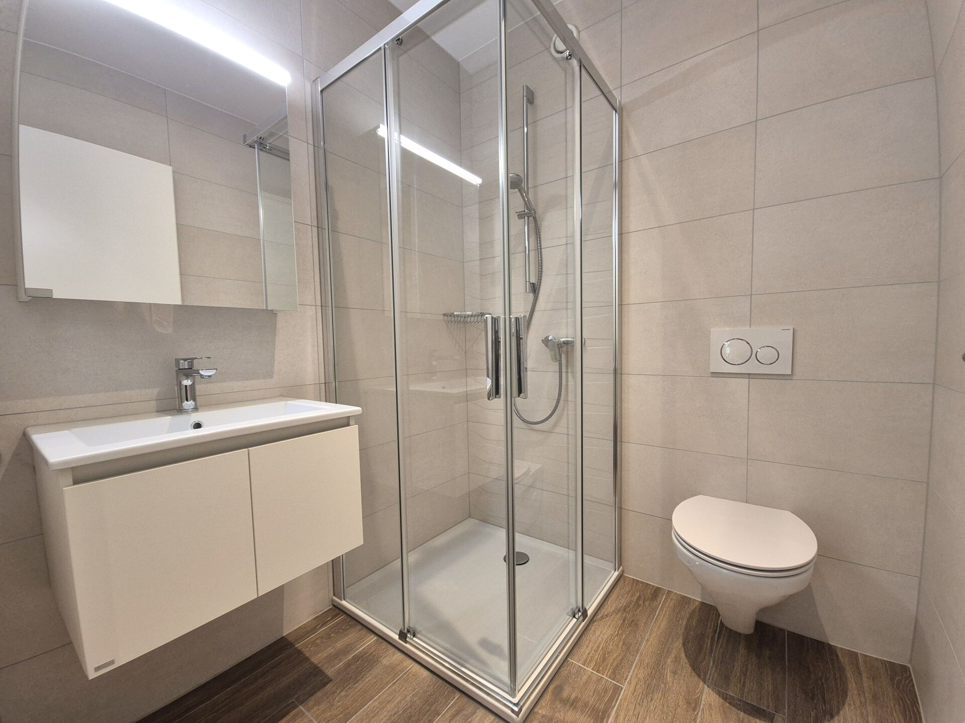Modernes Badezimmer mit Dusche und WC