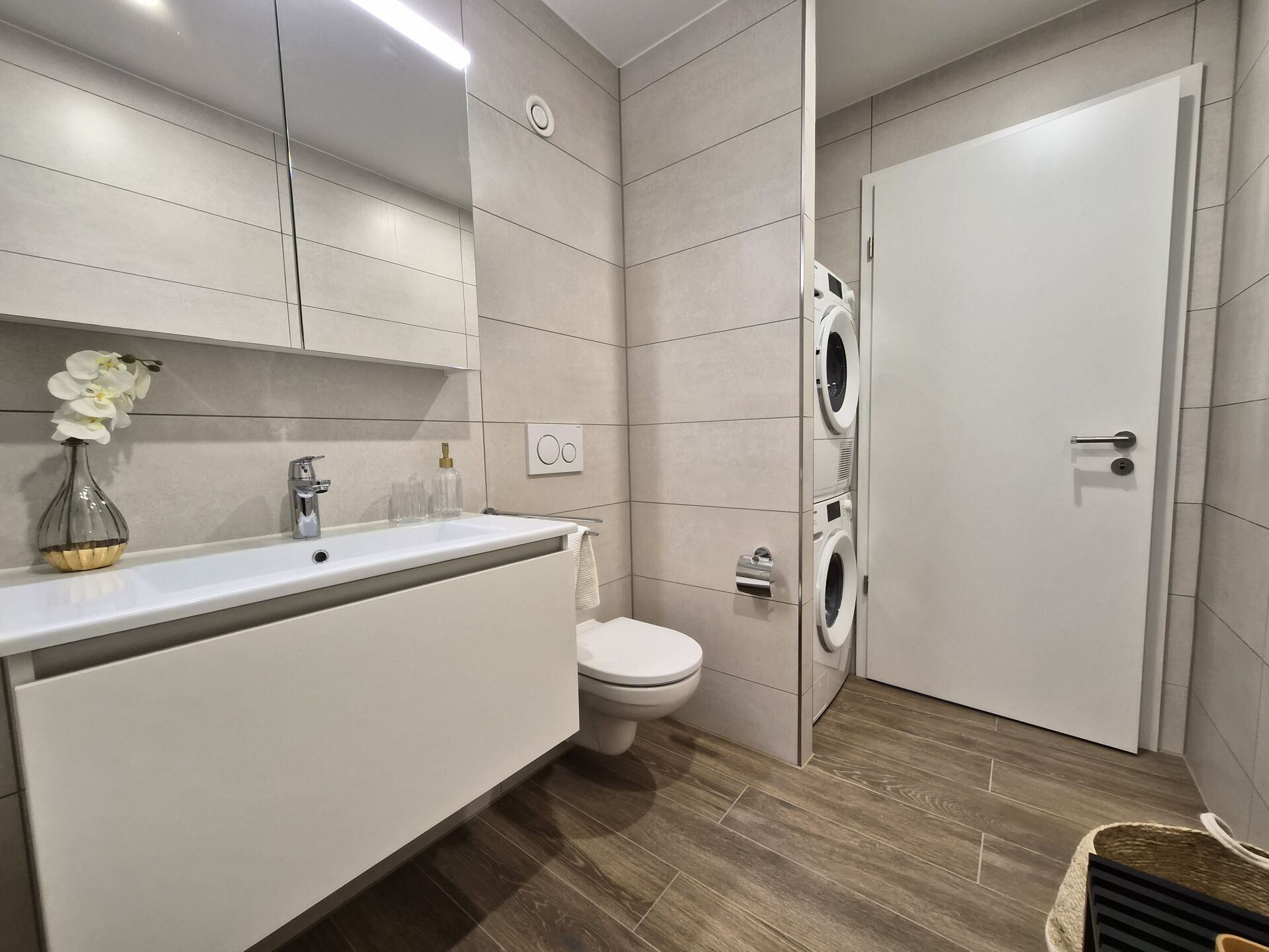 Modernes Gäste-WC mit Waschbereich