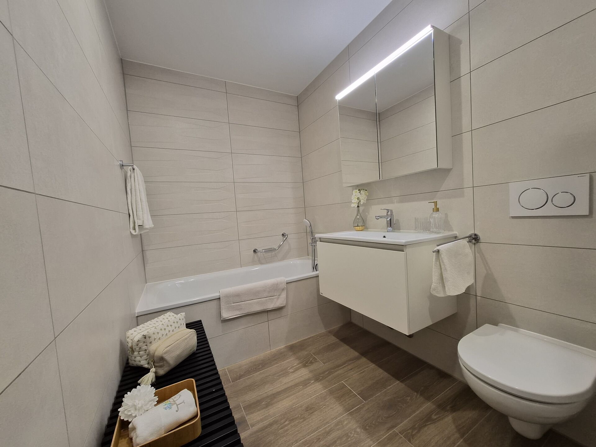 Modernes Badezimmer mit Badewanne und Wand-Waschtisch
