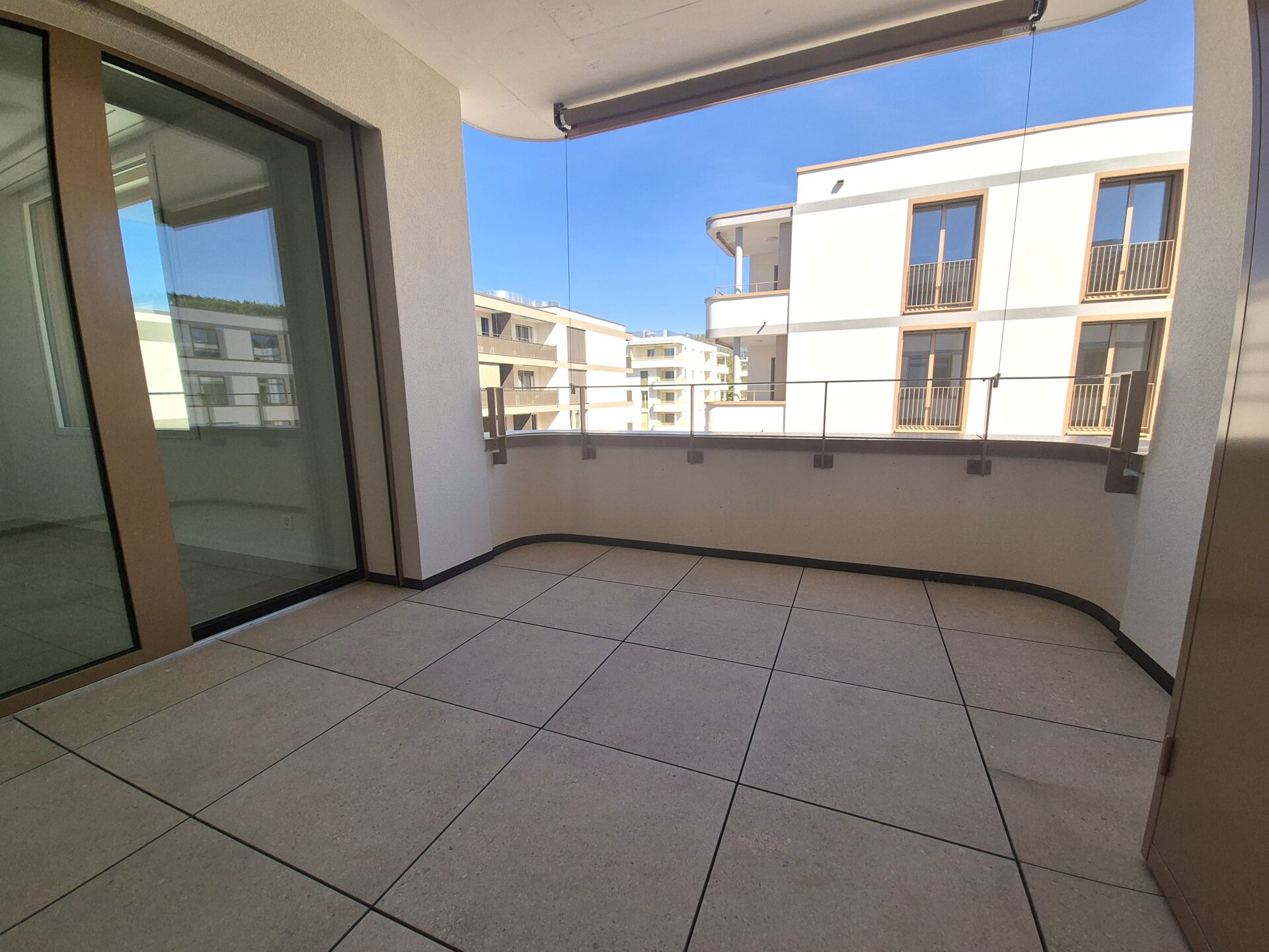 Balkon mit Blick auf Wohnanlage