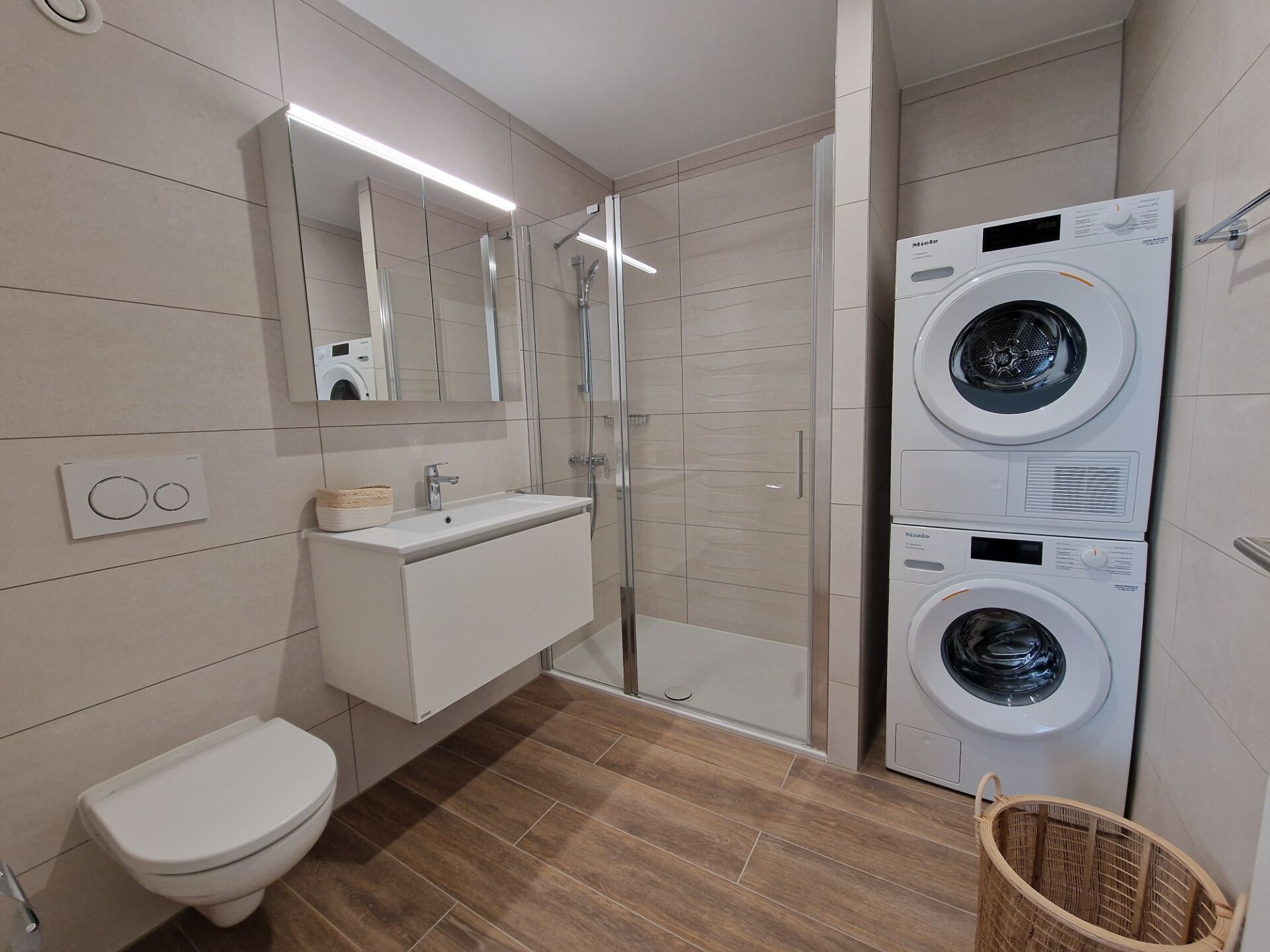 Modernes Badezimmer mit Waschmaschinenbereich