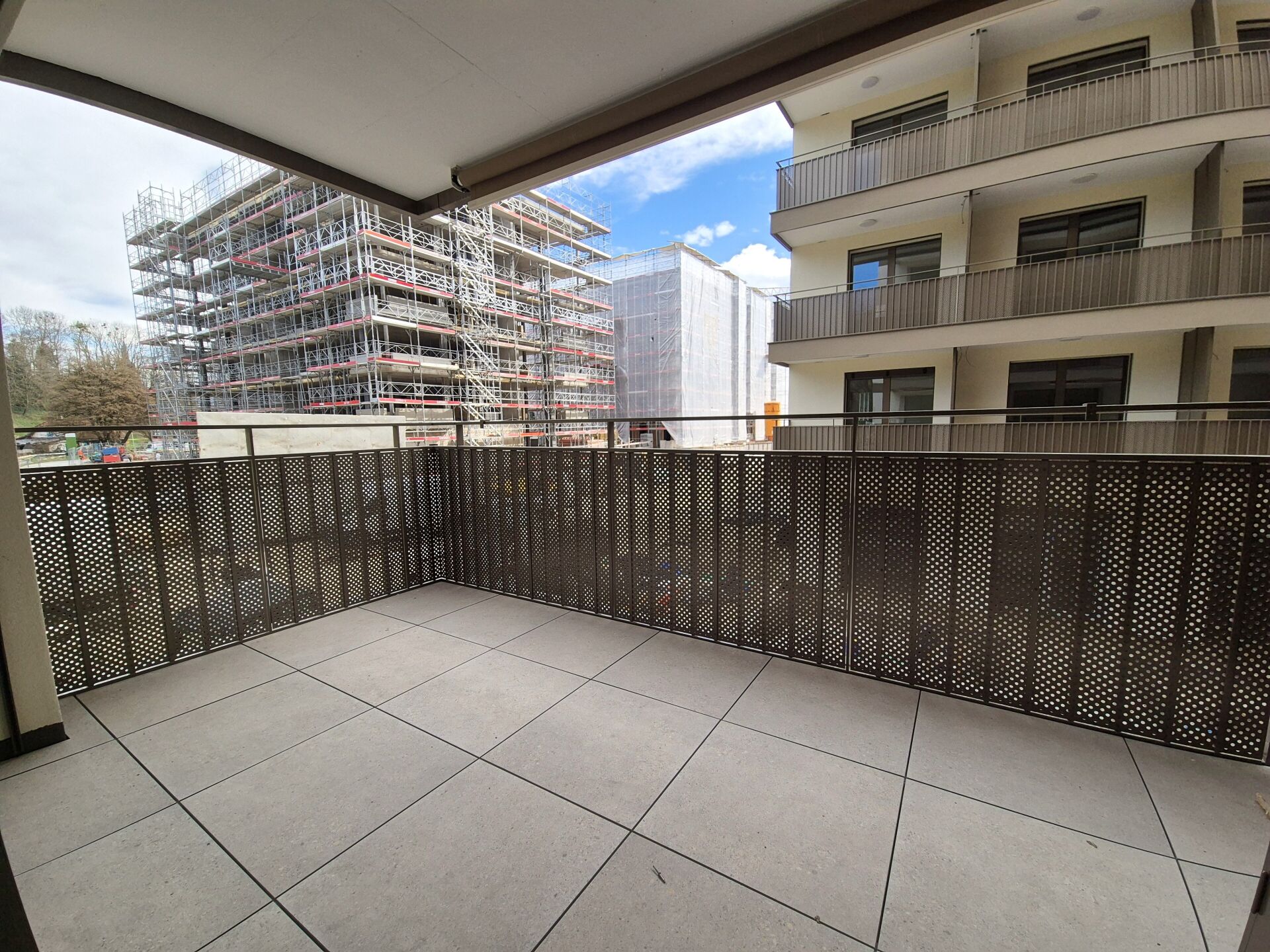 Balkon mit Blick auf Neubauumgebung